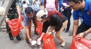 HUT Bhayangkara ke-70, Forkopimda Minut ‘Lomba’ Angkat Sampah