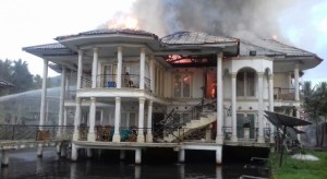 Aduh, Rumah Mewah Eks Ketua DPRD Manado Terbakar !!!
