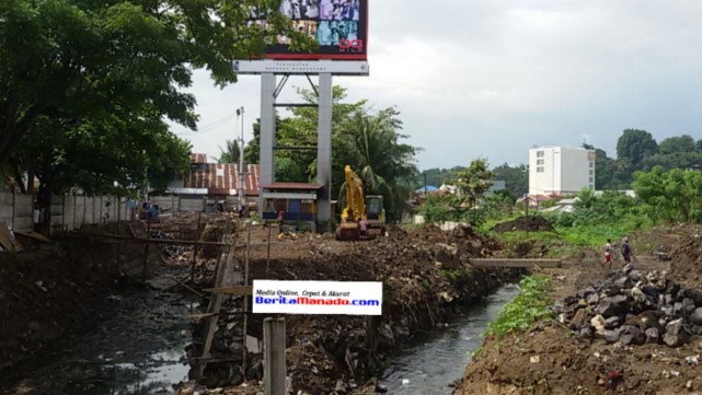 Wah !!! Warga Hentikan Pengerjaan Normalisasi Sungai Karena Tenggelamkan Pemukiman