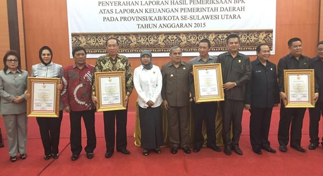 Bupati Minahasa Drs Jantje Wowiling Sajow MSi, Wakil Bupati Ivan Sarundajang dan Ketua DPRD Minahasa James Rawung SH Bersama Beberapa para Kepala Daerah Penerima Penghargaan Opini Wajar Tanpa Pengecualian (WTP) tahun 2016