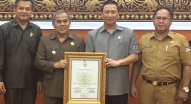 Kompak Hadir Dalam Penganugerahan Opini WTP. Pemkab Minahasa Dihadiri Langsung Bupati Minahasa Drs Jantje Wowiling Sajow MSi, Wakil Bupati Ivan Sarundajang, Sekretaris Daerah Jeffry Korengkeng SH MSi dan Ketua DPRD James Rawung SH