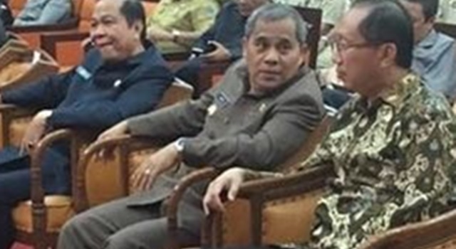 Bupati Minahasa Drs Jantje Wowiling Sajow MSi Berbincang Dengan Bupati Kepulauan Sitaro Tonny Supit Yang Juga Menerima Penghargaa Atas Opini WTP