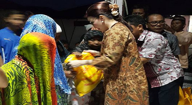 Oma Ida Terharu Dapat Bingkisan Sembako Langsung Dari TETTY PARUNTU