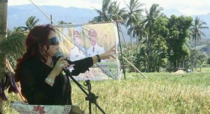 BERITA FOTO: VONNIE PANAMBUNAN dan Nostalgia Lama di Antara Sawah