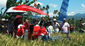 VONNIE PANAMBUNAN Serahkan 14 Mesin Bantu Panen Padi
