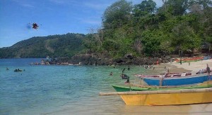 Denny Sompie Sesalkan Penggunaan Bom Ikan di Pantai Pulisan