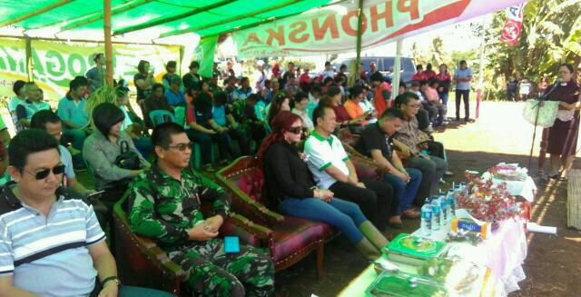Sejumlah pimpinan SKPD dan Danramil Airmadidi, turut hadir dalam panen padi.