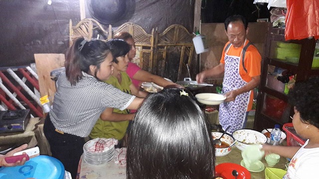 wisatawan asing memasak sendiri
