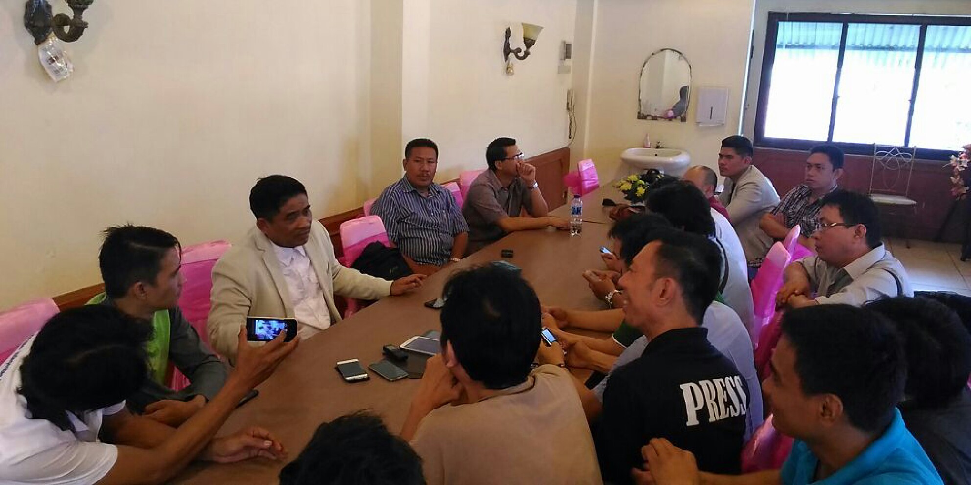 Dirjen Otda Soni Sumarsono bersama wartawan