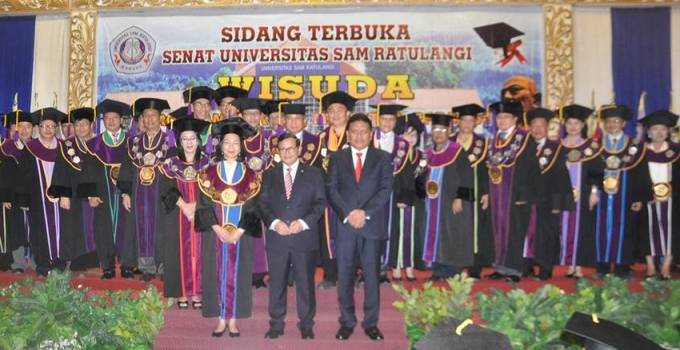 Foto bersama Senat Unsrat bersama Sekretaris Kabinet dan Gubernur Sulut