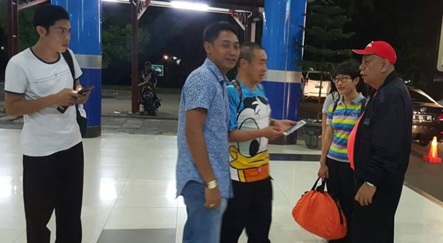 GM Angkasa Pura Manado, Haelendra Waworuntu bersama turis dari Tiongkok saat di bandara