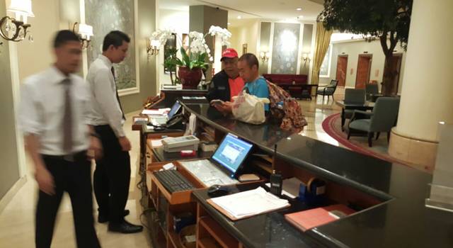 GM Angkasa Pura Manado, Haelendra Waworuntu mengantar turis Tiongkok hingga ke hotel