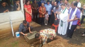 Wabup JOPPI LENGKONG Meletakkan Batu Pertama Pembangunan GMIM Eklesia Sarawet
