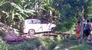 Xenia Tabrak Pohon, Tiga Warga Luka-luka