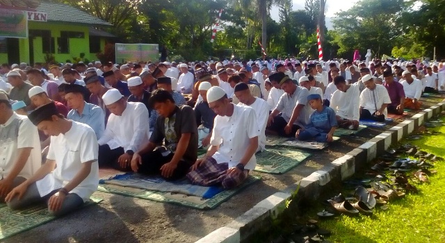 Ribuan umat muslim mengikuti sholat ied.