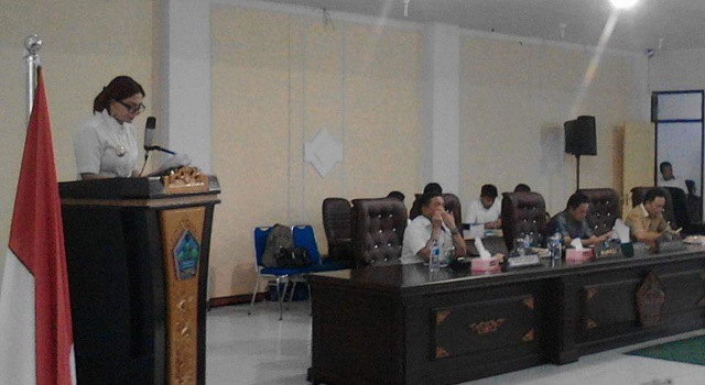 VONNIE PANAMBUNAN Serahkan Ranperda LPJ 2015