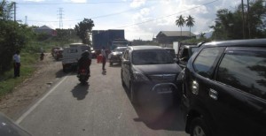 Bangun Jalan Tak Genap, Setiap Sore Maumbi Macet Parah