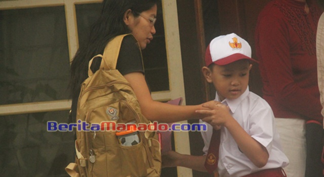 BERITA FOTO: Momen Kebersamaan Ibu dan Anak di Hari Pertama Sekolah