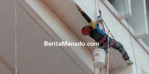 Aksi Pekerja Proyek Saat Menantang Maut di Kantor Gubernur Sulut