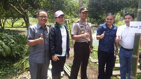 Foto bersama di lokasi budi daya