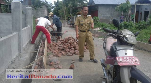 Hukum Tua Desa Tumpaan Baru, Lucky Lumenta, SIP saat menunjukkan pekerjaan