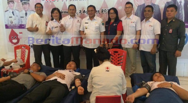 Kepala BNN Sulut Kombespol Drs Sumirat Dwiyanto MSi dan Wabup Minut Ir Joppi Lengkong memantau langsung jalannya kegiatan baksos donor darah.
