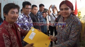 VONNIE PANAMBUNAN Serahkan 864 Sertifikat Prona di Airmadidi