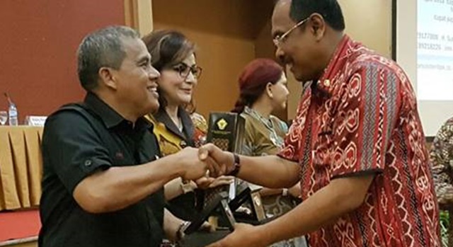 Jantje Wowiling Sajow saat menerima penghargaan dari pemerintah pusat beberapa waktu lalu