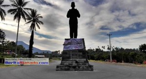 Duh, Patung Ir SOEKARNO Digantungi Spanduk