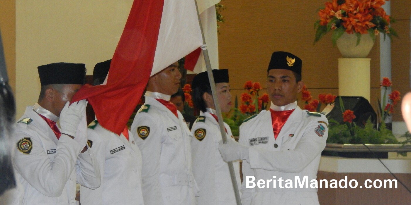 BERITA FOTO: STEVEN KANDOUW Kukuhkan Paskibraka Sulut