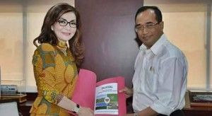 Ini Yang Dilakukan TETTY PARUNTU Saat Bertemu Menteri Perhubungan BUDI KARYA SUMADI