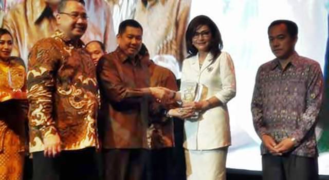 Tetty Paruntu menerima penghargaan sebagai Kepala Daerah Inovatif 2016.