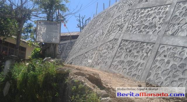 pekerjaan perkuatan tebing ruas jalan dan pemukiman