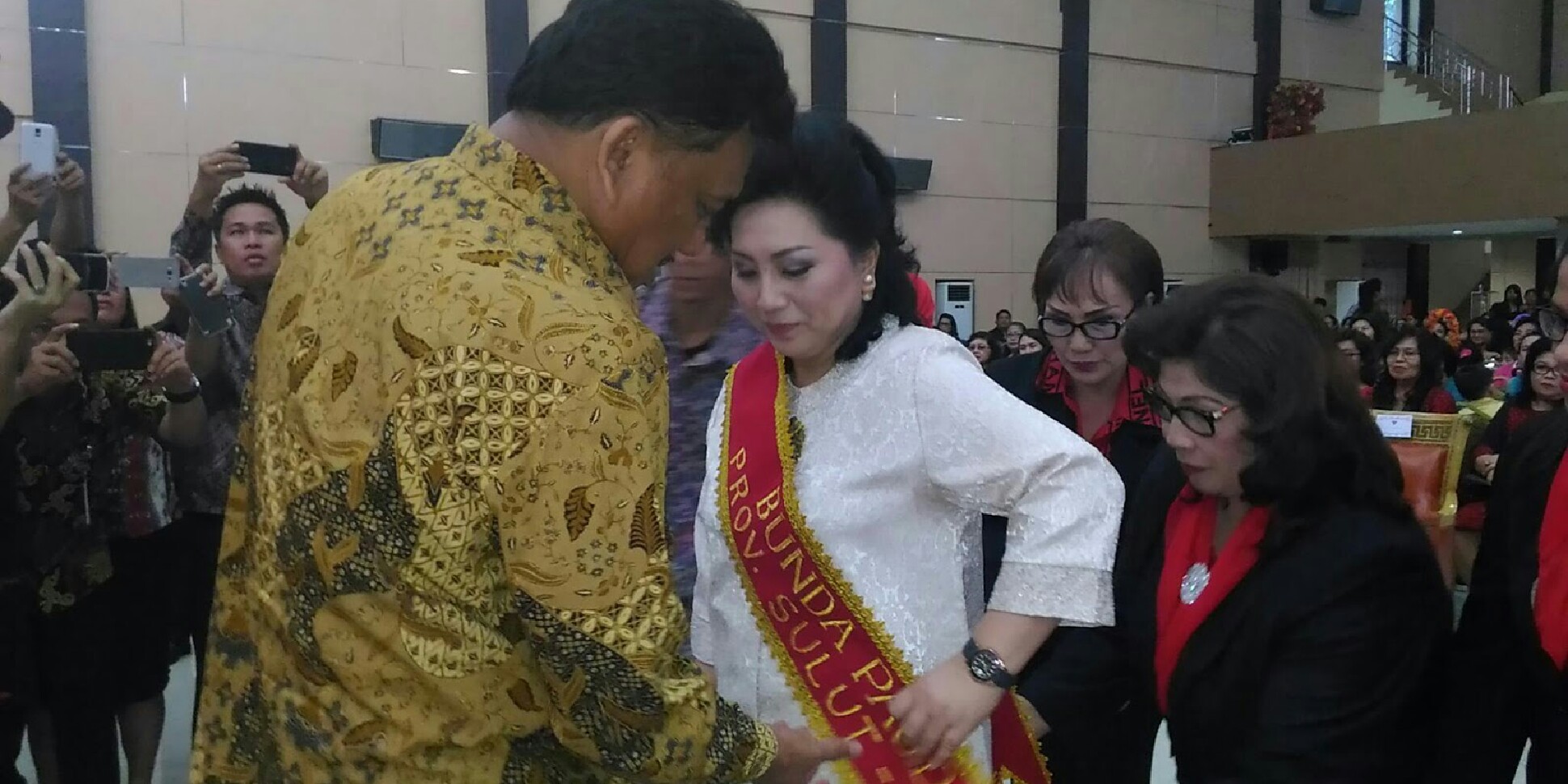 OLLY DONDOKAMBEY Kukuhkan Ibu Rita Bunda Paud