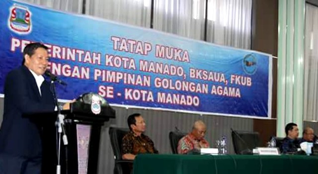 Walikota Manado GS Vicky Lumentut saat sedan membawakan sambutannya dihadapan ribuan tokoh rohaniawan se-kota Manado, Jumat (9/9/2016)