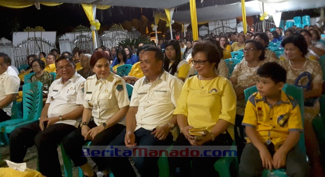 Ratusan warga menghadiri ibadah syukur HUT Denny Wowiling.