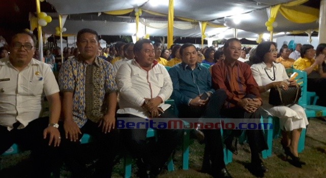 Sejumlah legislator Minut turut hadir dalam ibadah syukur Denny Wowiling.