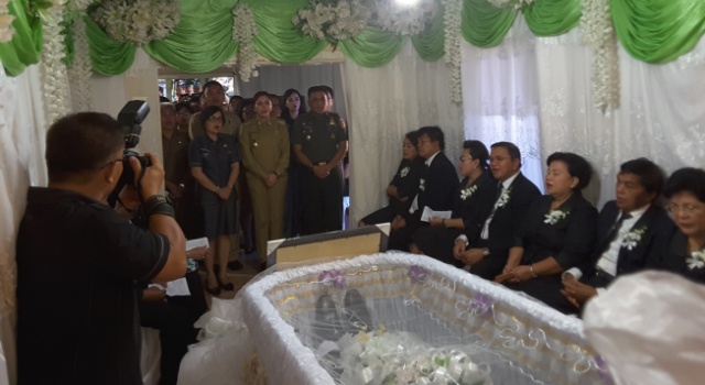 Bupati Vonnie Panambunan memimpin puji-pujian.
