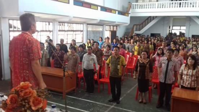 FRANKY WONGKAR Beri Penghargaan ASN Dalam Rakor di Tareran
