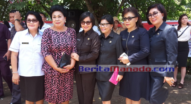 STEVEN KANDOUW Pimpin Ziarah ke Makam HV Worang 9 Sejumlah pejabat eselon II foto bersama istri Alm HV Worang.