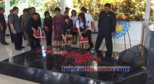 STEVEN KANDOUW Pimpin Ziarah ke Makam HV Worang