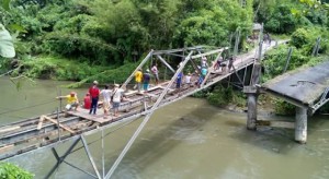 Warga Kuwil Kembali Gotong Royong Perbaiki Jembatan Darurat