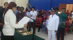 Bupati VONNIE PANAMBUNAN Lantik Hukum Tua Kema III