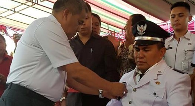 JANTJE SAJOW Lantik James Sangian Dalam Posisi Duduk