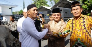 Kapolda Sulut Serahkan Hewan Qurban Kepada Panitia