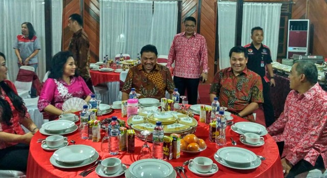 Tak Hanya Mampir di Stand Minahasa, Olly-Steven Juga Lakukan Hal Ini