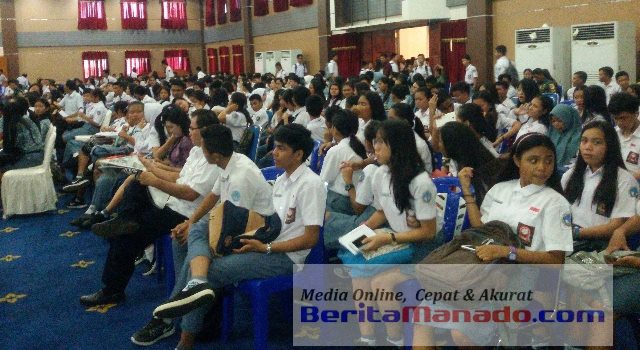 Peringati HUT TNI, Ribuan Siswa Serbu Kantor Walikota, Ini Informasinya 9 Para siswa sedang menunggu para peserta tampil di panggung