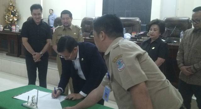 Penandatanganan berita acara persetujuan oleh pimpinan DPRD Manado dan Walikota Manado Vicky Lumentut