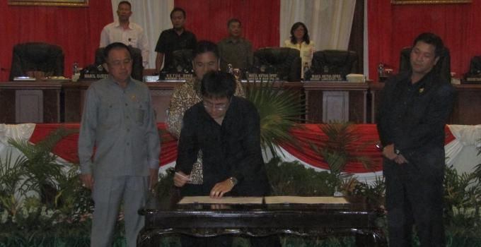 Penandatanganan nota kesepahaman KUA-PPAS perubahan APBD 2016 oleh Ketua DPRD Sulut, Andrei Angouw