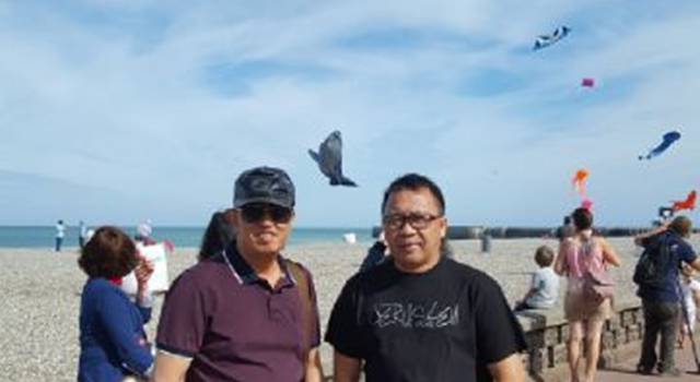 Roy Roring (kiri) dan Lucky Rumopa